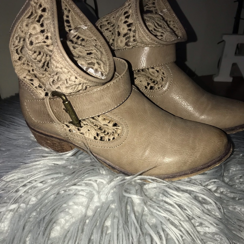 Bare traps lace boots